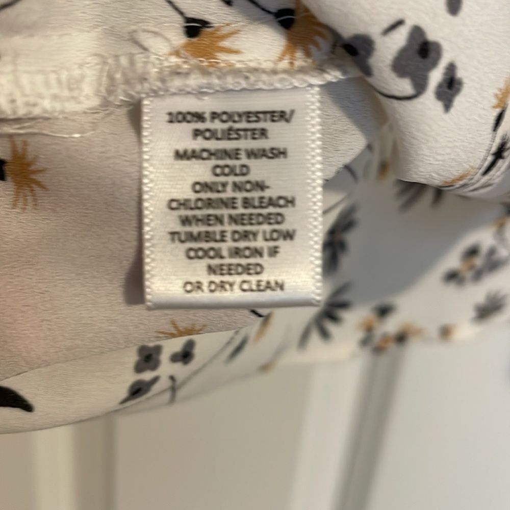 Loft (M) sleeveless white top w/black, gray and yellow flowers - Picture 4 of 6